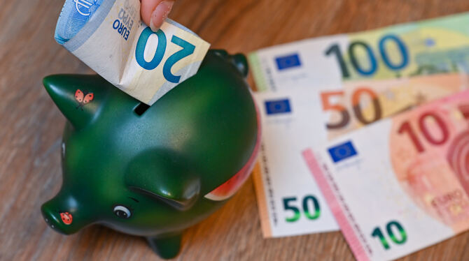 Da freut sich das Sparschwein: Mit ein wenig Köpfchen lässt sich eine ganze Stange Geld sparen.  FOTO: DPA