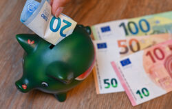 Da freut sich das Sparschwein: Mit ein wenig Köpfchen lässt sich eine ganze Stange Geld sparen.  FOTO: DPA