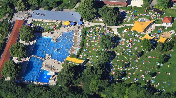 Das Freibad in Dettingen/Erms von oben. Das Freibad in Dettingen