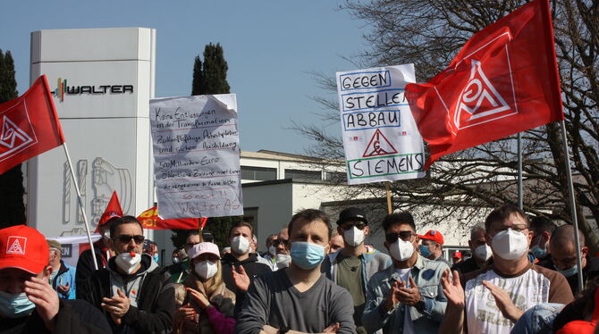 Lautstarker Protest gegen Pläne des Walter-Vorstandes, einen Großteil der Tübinger Fertigung nach China auszulagern. FOTO: STURM Lautstarker Protest gegen Pläne des Walter-Vorstandes, einen Großteil der Tübinger Fertigung nach China auszulagern. FOTO: STURM