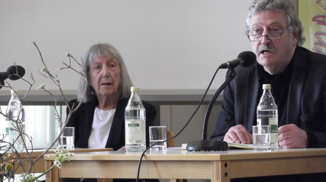 Wolfang Alber (rechts) und Brigitte Bausinger in der Stadtbibliothek Reutlingen