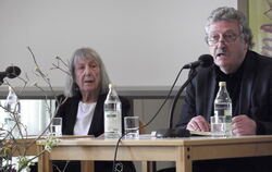 Wolfang Alber (rechts) und Brigitte Bausinger in der Stadtbibliothek Reutlingen