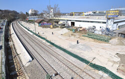 An der künftigen Stadtbahn-Haltestelle Bösmannsäcker baut die ENAG weiter.  FOTO: PIETH