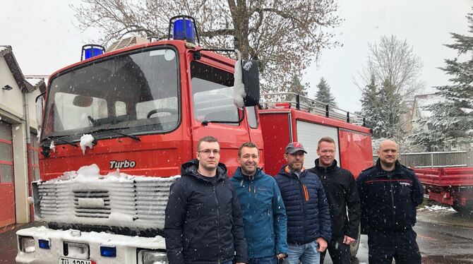 Nehrener Feuerwehrleute übergeben ihr gespendete Löschfahrzeug (von links): Kyron Weber, Florian Michels, Eberhardt Kettliltz (M