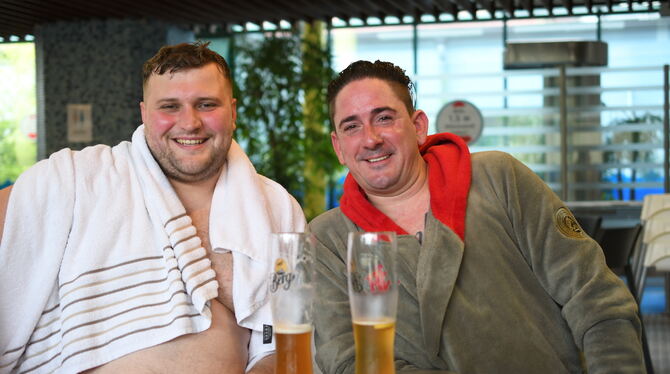 Christoph Striegel (links) und Gunnar Brandt genießen ein kühles Bier nach dem Saunagang. "Wir sind froh, dass alles wieder norm Christoph Striegel (links) und Gunnar Brandt genießen ein kühles Bier nach dem Saunagang. "Wir sind froh, dass alles wieder norm