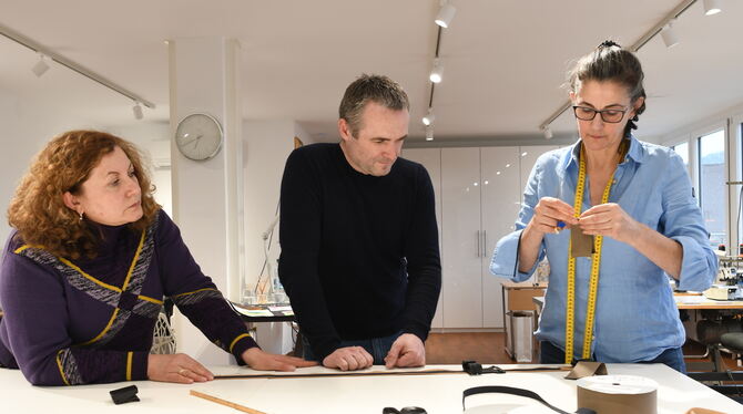 Ukrainehilfe im Atelier der Reutlinger Schneiderin Nicoletta Marotta (rechts): Der Prototyp einer Aderpresse (Tourniquet), die b Ukrainehilfe im Atelier der Reutlinger Schneiderin Nicoletta Marotta (rechts): Der Prototyp einer Aderpresse (Tourniquet), die b