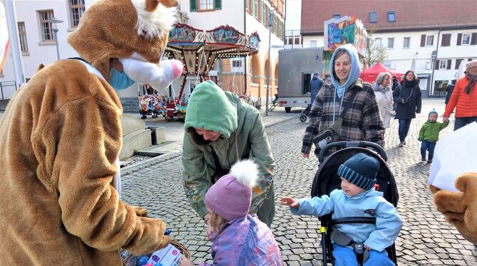 Oster-Aktionen gibt es mitten in der Innenstadt, wie das Eierverteilen an Passanten durch ziemlich große und lustig anzusehende Oster-Aktionen gibt es mitten in der Innenstadt, wie das Eierverteilen an Passanten durch ziemlich große und lustig anzusehende