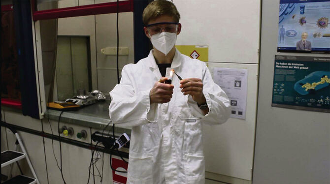 Lukas Weiblen experimentiert schon, seit er in der Unterstufe war. Jetzt hat er Ergebnisse erzielt, die bei E-Autos oder Handys Lukas Weiblen experimentiert schon, seit er in der Unterstufe war. Jetzt hat er Ergebnisse erzielt, die bei E-Autos oder Handys