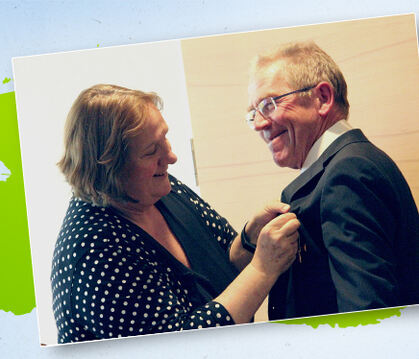 Ministerin Theresa Schopper steckt Martin Sowa das Bundesverdienstkreuz an. GEA-MONTAGE: Dewald/Reich