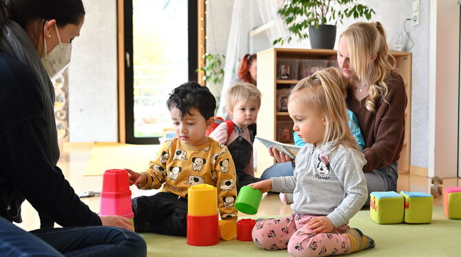 Bunte Türmchen und eine Bilderbuchgeschichte: Kinder und zwei Erzieherinnen im Kinderhaus Hofbühl in Neuhausen. FOTO: PIETH Bunte Türmchen und eine Bilderbuchgeschichte: Kinder und zwei Erzieherinnen im Kinderhaus Hofbühl in Neuhausen. FOTO: PIETH