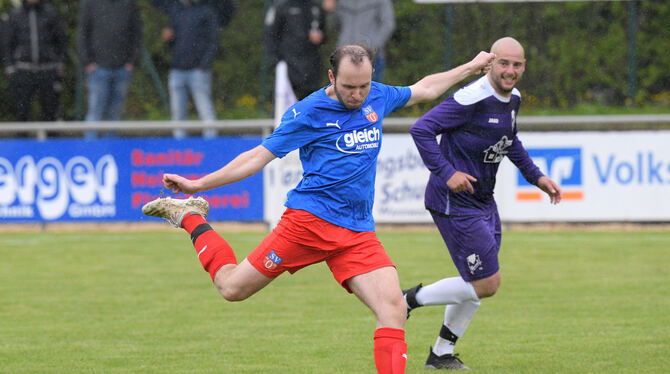 Nimmt Maß: Leon Höpfer vom SV Ohmenhausen erzielt den 4:2-Endstand. Im Hintergrund: Davor Sokcevic vom SV Wannweil.  FOTO: BAUR