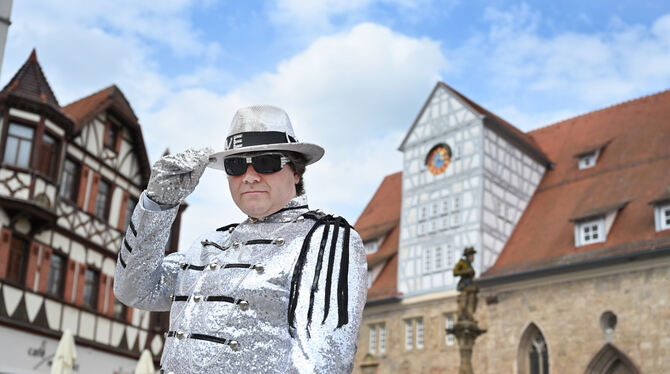 Frank Schnitzler alias »Mootisave« steht auf dem Reutlinger Marktplatz.