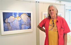 Max Schmid neben einer Fotografie von Strukturen auf einer Felswand, die er auf Tasmanien entdeckte.  FOTO: KNAUER