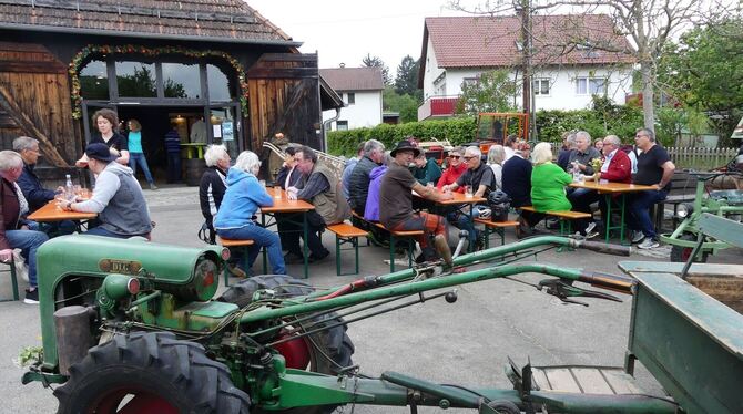 Deichselreiter trafen sich am Sonntag im beziehungsweise vor dem Glemser Obstbaumuseum, um hier in Ruhe zu fachsimpeln und die r