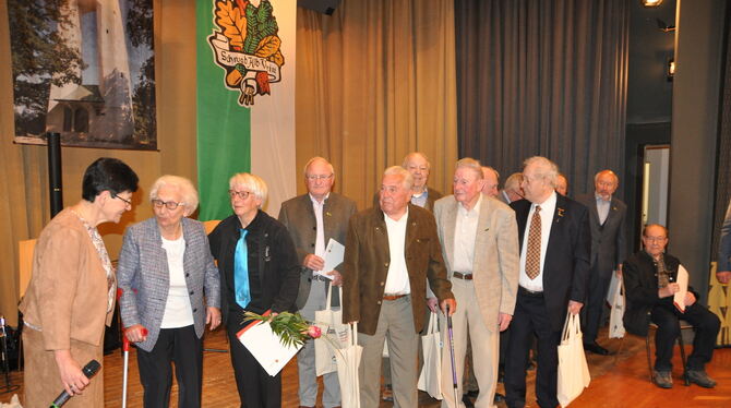 Doris Sautter (links) ehrte Mitglieder, die 50 Jahre und länger im Albverein sind. FOTO: BIMEK Doris Sautter (links) ehrte Mitglieder, die 50 Jahre und länger im Albverein sind. FOTO: BIMEK