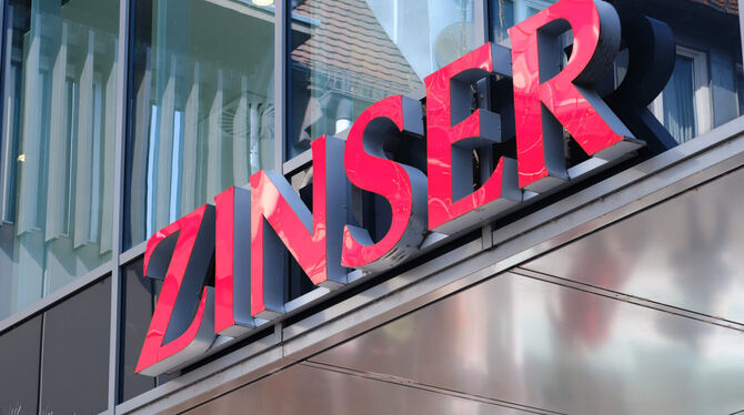 Das Firmenlogo des Modehauses Zinser in Reutlingen.