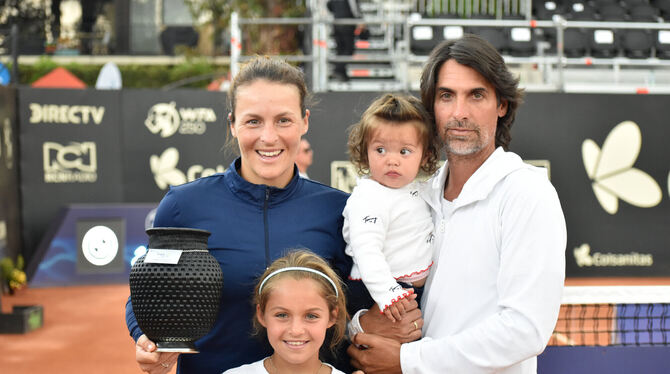 Tatjana Maria posiert nach dem Sieg in Bogota für ein Foto mit ihrer Familie. Rechts Ehemann Charles Édouard Maria mit Töchterch Tatjana Maria posiert nach dem Sieg in Bogota für ein Foto mit ihrer Familie. Rechts Ehemann Charles Édouard Maria mit Töchterch