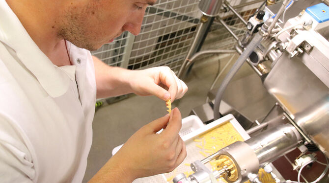 Alb-Gold setzt auf Qualität: Eine Sichtkontrolle nach der Ausformung der Nudeln gehört zum Produktionsablauf.  FOTO: ALB-GOLD