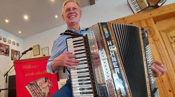 Egon Hölz, der singende Wirt. Der 68-Jährige beendet seine Karriere und auch die Geschichte des Gasthof Kreuz in Wilsingen. Egon Hölz, der singende Wirt. Der 68-Jährige beendet seine Karriere und auch die Geschichte des Gasthof Kreuz in Wilsingen.