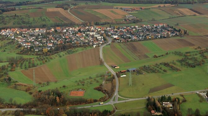 Umringt von sattem Grün könnte Reicheneck bald noch grüner werden: Wenn ihm der Wandel zum Bioenergie-Dorf glückt. FOTO: GROHE Umringt von sattem Grün könnte Reicheneck bald noch grüner werden: Wenn ihm der Wandel zum Bioenergie-Dorf glückt. FOTO: GROHE