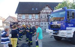 Praktische Vorführung: Das THW zeigte, wie Sandsäcke bei Hochwasseralarm gefüllt werden.  FOTO: STRAUB