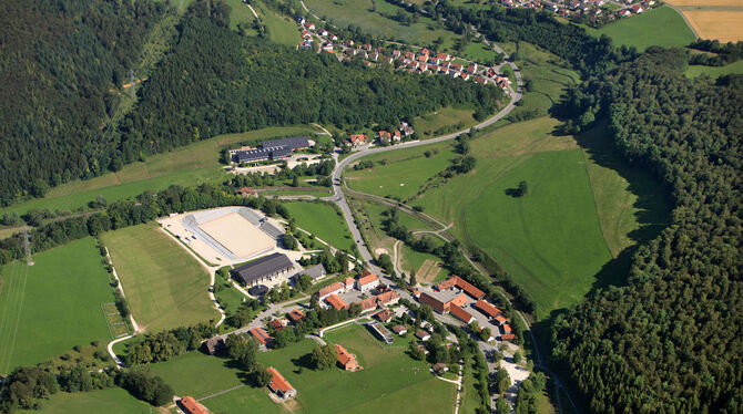 Im ersten Bauabschnitt bekommt das Gestüt einen neuen Turnierplatz auf einer Fläche neben der Arena (rote Markierung). Auch im u