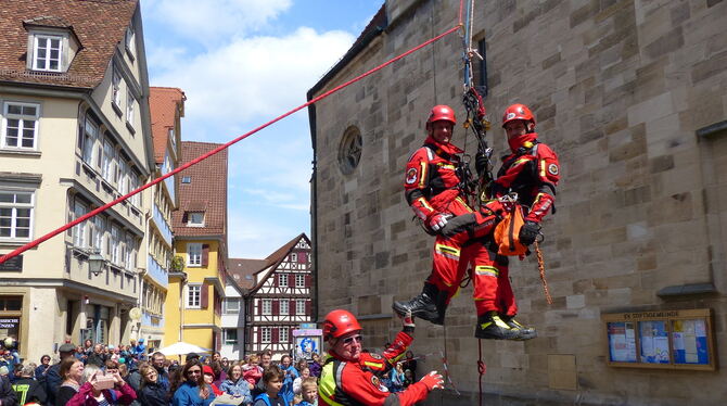 Geschafft: Die Höhenrettungsgruppe der Reutlinger Feuerwehr seilte sich beim Tag der Feuerwehr gekonnt vom Tübinger Stiftskirche Geschafft: Die Höhenrettungsgruppe der Reutlinger Feuerwehr seilte sich beim Tag der Feuerwehr gekonnt vom Tübinger Stiftskirche