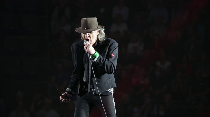 Auch mit 76 noch cooler Rocker: Udo Lindenberg in der Schleyerhalle. FOTO: MORAWITZKY Auch mit 76 noch cooler Rocker: Udo Lindenberg in der Schleyerhalle. FOTO: MORAWITZKY