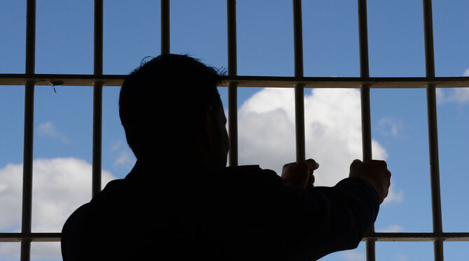 Was passiert eigentlich, wenn jemand zu einer Freiheitsstrafe verurteilt wird? FOTO: DPA Was passiert eigentlich, wenn jemand zu einer Freiheitsstrafe verurteilt wird? FOTO: DPA