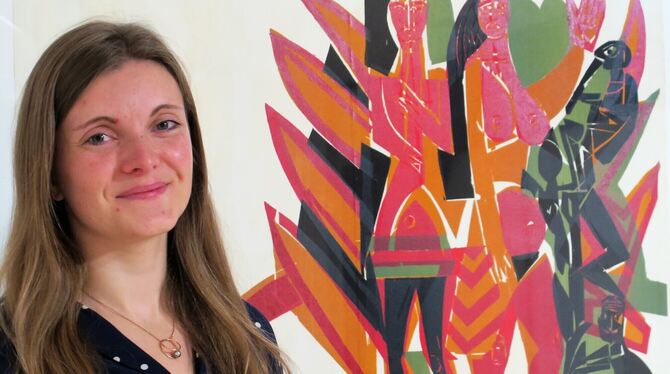 Anna Nerobova vor Farbholzschnitt Grieshabers Kuratorin Anna Nerobova vor einem Farbholzschnitt Grieshabers