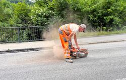 Die maroden Stellen in der Holzelfinger Steige werden ausgeschnitten und ausgefräst und dann neu asphaltiert.  FOTOS: SAUTTER 