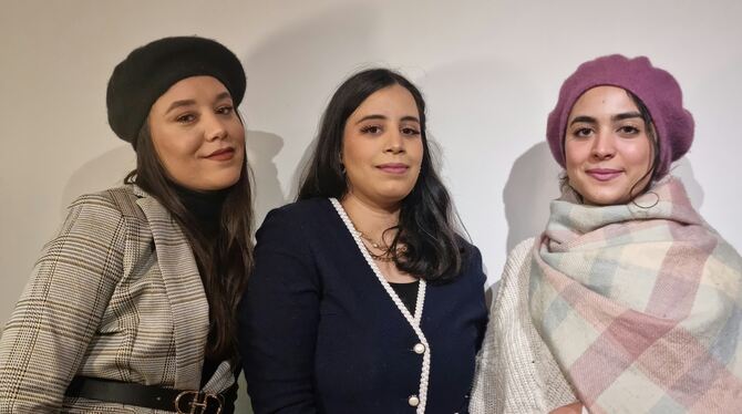 Die Pflegerinnen Meriem, Wala und Ramla sind vor einem Jahr von Tunesien nach Zwiefalten gekommen, um im ZfP zu arbeiten. Ihre E