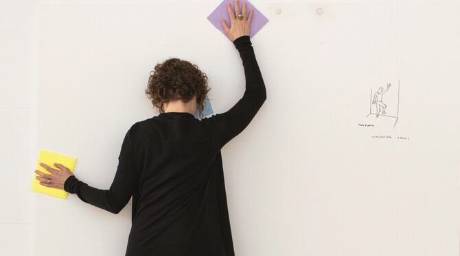 Mitmachen erwünscht: Eine Besucherin folgt den Anweisungen des Konzeptkünstlers Erwin Wurm in seinem Werk »Theory of Painting«. Mitmachen erwünscht: Eine Besucherin folgt den Anweisungen des Konzeptkünstlers Erwin Wurm in seinem Werk »Theory of Painting«.
