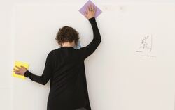 Mitmachen erwünscht: Eine Besucherin folgt den Anweisungen des Konzeptkünstlers Erwin Wurm in seinem Werk »Theory of Painting«. 