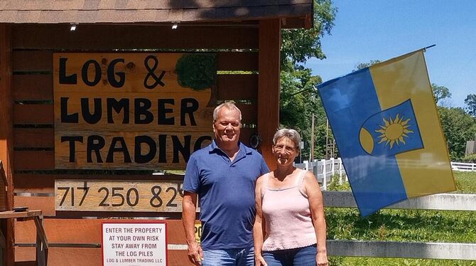 Ulli und Bettina Herrmann sind nach Pennsylvania in den USA ausgewandert. Ein Stück Heimat: Die Sonnenbühl-Flagge haben sie dabe Ulli und Bettina Herrmann sind nach Pennsylvania in den USA ausgewandert. Ein Stück Heimat: Die Sonnenbühl-Flagge haben sie dabe