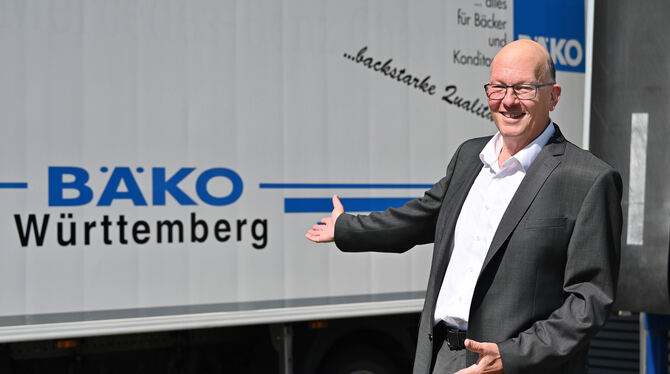 Joost Nicolai Bremer, Vorstandssprecher der Bäko Südwürttemberg in Reutlingen, zeigt auf einen Lastwagen mit der Aufschrift der Joost Nicolai Bremer, Vorstandssprecher der Bäko Südwürttemberg in Reutlingen, zeigt auf einen Lastwagen mit der Aufschrift der