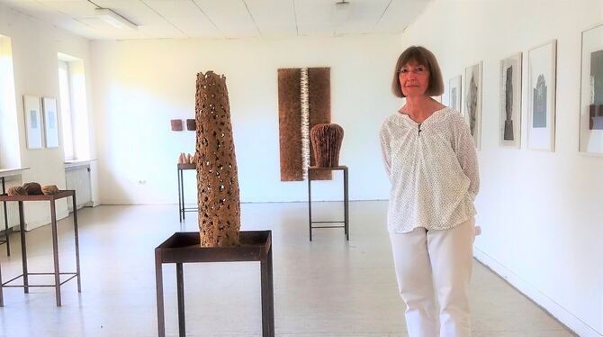 Gisela Rohnke stellt im Atelier 32 auf der Haid Bilder und Objekte aus. FOTO: BÖHM Gisela Rohnke stellt im Atelier 32 auf der Haid Bilder und Objekte aus.