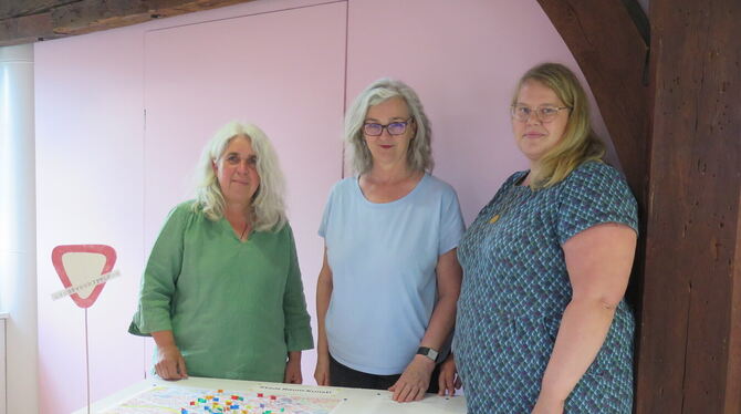 Kerstin Rilling, Barbara Wünsche-Kehle und Franziska Boll haben in ganz Reutlingen Kunstwerke im öffentlichen Raum ausfindig gem Kerstin Rilling, Barbara Wünsche-Kehle und Franziska Boll haben in ganz Reutlingen Kunstwerke im öffentlichen Raum ausfindig gem