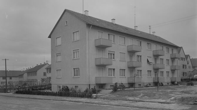 Wer (er)kennt das abgelichtete Mehrfamilienhaus, das einem Fotografen  1957 vor die Linse kam.