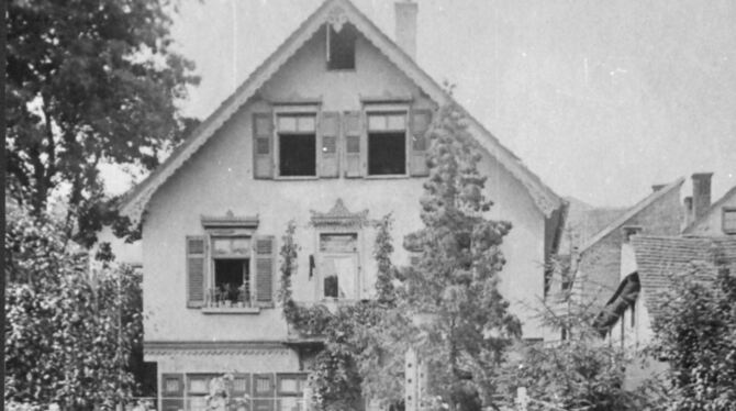 Wo könnte  dieses Haus  mit Garten – es wurde um 1910 fotografiert –  stehen oder  gestanden haben?