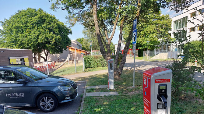 Wäre hier ein günstiger Stellplatz? Neben der E-Tankstelle bei der Graf-Eberhard-Schule wird als möglicher Ort genannt. FOTO: K Wäre hier ein günstiger Stellplatz? Neben der E-Tankstelle bei der Graf-Eberhard-Schule wird als möglicher Ort genannt. FOTO: K