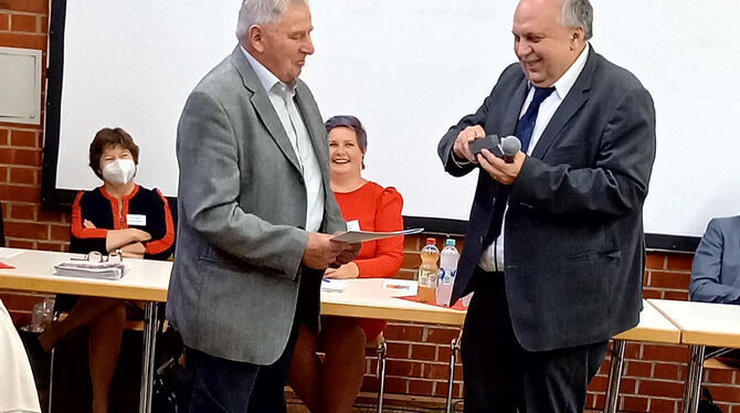 Helmut Bösch (links) wird von Dekan Michael Karwounopoulos mit der Brenz-Medaille geehrt. FOTO: KIRCHE Helmut Bösch (links) wird von Dekan Michael Karwounopoulos mit der Brenz-Medaille geehrt. FOTO: KIRCHE