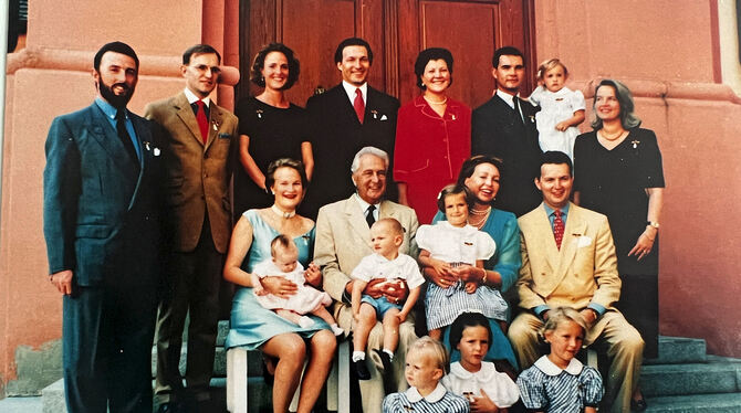 Familie Württemberg 1996 mit Kindern und Kindeskindern (stehend von links): Schwiegersohn Erich Erbgraf von Waldburg-Zeil, Sohn Familie Württemberg 1996 mit Kindern und Kindeskindern (stehend von links): Schwiegersohn Erich Erbgraf von Waldburg-Zeil, Sohn