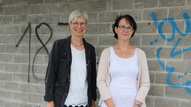 Martina Kübler (links) und Aniko Kraus sind initiativ geworden: Sie wollen einen öffentlichen Bücherschrank realisieren, der Sta Martina Kübler (links) und Aniko Kraus sind initiativ geworden: Sie wollen einen öffentlichen Bücherschrank realisieren, der Sta
