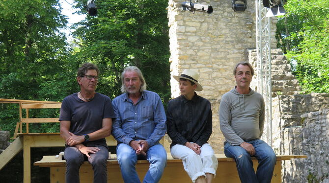Hartmut Wickert, Stefan Hallmayer,Katharina Müller und Georg Kistner Regisseur Hartmut Wickert, Lindenhof-Intendant Stefan Hallmayer, Kostümbildnerin Katharina Müller und Dramaturg Georg Kistner