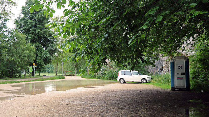 Der Parkplatz in Anhausen braucht einen besseren Belag und eine ansehnliche mobile Toilettenanlage. FOTO: BLOCHING Der Parkplatz in Anhausen braucht einen besseren Belag und eine ansehnliche mobile Toilettenanlage. FOTO: BLOCHING