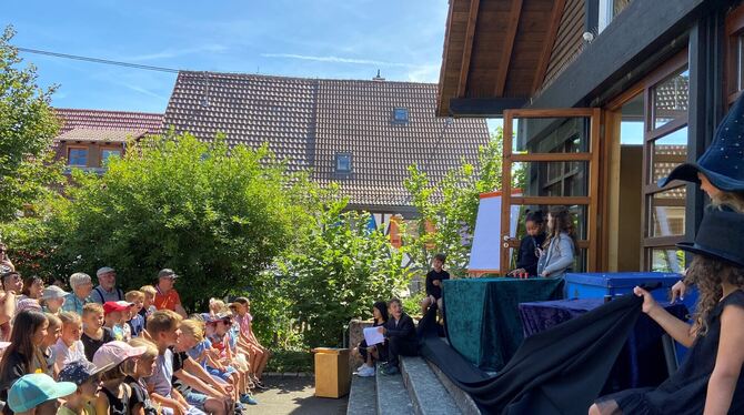 Bezaubernder Festauftakt mit den Nachwuchs-Magiern der Auchtertschule. FOTO: GLAGE Bezaubernder Festauftakt mit den Nachwuchs-Magiern der Auchtertschule. FOTO: GLAGE