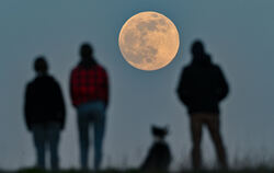 Heute Abend kann man wieder einen Supermond bestaunen. Der Vollmond ist dann in Erdnähe und scheint besonders hell und groß zu