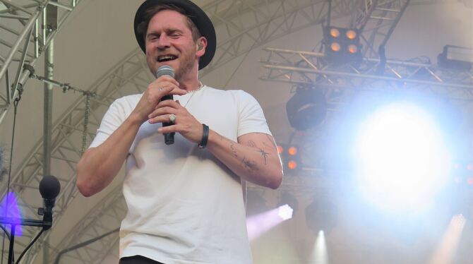 Johannes Oerding beim Konzert in Tübingen Ein Menschenfänger: Johannes Oerding beim Konzert in Tübingen. FOTO: STURM