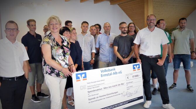 Die Übergabe der Spenden war in der Holzelfinger Volksbank-Filiale. FOTO: BERNKLAU Die Übergabe der Spenden war in der Holzelfinger Volksbank-Filiale. FOTO: BERNKLAU